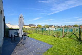 <p><span><span><strong>Bezoekmoment </strong></span></span><span><span><strong>zaterdag 2 mei</strong></span></span><span><span><strong>! Inschrijven kan via </strong></span></span><span><span><strong>www.nobels.be</strong></span></span><span><span><strong> onder referentienummer </strong></span></span><span><span><strong>4352399</strong></span></span><span><span><strong>.</strong></span></span><br /><br />Instapklare halfopen bebouwing met ENERGIEZUINIGE AFWERKING en RUSTIGE LIGGING in Eine, deelgemeente van Oudenaarde, biedt deze woning een ideale combinatie van comfort en bereikbaarheid. U woont hier op een ZEER GUNSTIGE LOCATIE nabij openbaar vervoer, winkels, scholen en vlotte verbindingen via de N60, wat het dagelijks leven bijzonder praktisch maakt. De woning werd opgebouwd met DUURZAME MATERIALEN en beschikt over een PRAKTISCHE RUIME INDELING die zorgt voor een aangenaam woongevoel. Via de inkomhal met gastentoilet komt u in de LICHRIJKE LEEFRUIMTE met OPEN INGERICHTE KEUKEN en aansluitende BERGING. Op de eerste verdieping bevinden zich TWEE VOLWAARDIGE SLAAPKAMERS en een INGERICHTE BADKAMER, terwijl de tweede verdieping nog een DERDE SLAAPKAMER en een RUIME ZOLDERKAMER herbergt. Buiten geniet u van een GEZELLIGE TUIN MET TERRAS en OPRIT, aangevuld met een PRAKTISCHE BUITENBERGING voor fietsen en tuinmateriaal. Dankzij het ENERGIEZUINIGE EPC-LABEL A is dit een toekomstgerichte woning met OPTIMAAL WOONCOMFORT.</p>
<strong>Adres:</strong> Pater Ruyffelaertstraat 9 te Oudenaarde<br /><br />EPC: 71,11 kWh/m², G-score en P-score A, Geen renovatieverplichting van toepassing.<br />Bestuursmaatregelen in het maatregelenregister: NEEN.