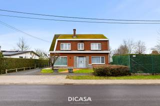 Deze alleenstaande woning onderscheidt zich door haar strategische ligging en het veelzijdige karakter van het perceel.<br />Een ideale opportuniteit voor wie op zoek is naar ruimte, renovatiemogelijkheden of ontwikkelingspotentieel.<br /><br />De woning, gebouwd in 1967, is degelijk en kloek opgetrokken met betonnen tussenvloeren en een spouwmuur — een solide basis voor een grondige renovatie.<br /><br /><strong>Indeling</strong><br />Op het gelijkvloers: inkomhal, polyvalente ruimte (slaapkamer of bureau), woonkamer, keuken, badkamer en apart toilet.<br />Op de eerste verdieping: nachthal, drie volwaardige slaapkamers en een zolderruimte.<br />Achteraan het perceel bevinden zich een garage en bijkomende bergruimtes.<br /><br /><strong>Troeven</strong><br />Bewoonbare oppervlakte: 176 m²<br />Perceeloppervlakte: 1.180 m²<br />Mogelijkheid tot opsplitsing in twee loten<br /><br /><strong>Ontwikkelingsmogelijkheden</strong><br />✔ Optie 1: Te renoveren (halfopen) woning + afzonderlijk perceel bouwgrond voor halfopen nieuwbouw<br />✔ Optie 2: Renovatie aan <strong>6%BTW</strong> van de bestaande woning op een prachtig ruim perceel<br />✔ Optie 3: <strong>Bouwgrond </strong>voor een alleenstaande villa aan <strong>6%BTW</strong><br /><br /><strong>Ligging</strong><br />Rustig gelegen in een residentiële woonwijk, met vlotte bereikbaarheid: op slechts 5 minuten van de autosnelweg en AZ Delta Rumbeke-Roeselare. Winkels en voorzieningen zoals bakker, slager en Albert Heijn bevinden zich eveneens op korte afstand.<br />Interesse in deze eigendom met tal van mogelijkheden?<br /><br />Contacteer ons via <strong>051 / 201 400</strong> of <strong>info@dicasa.be</strong>