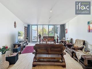 Maison moderne avec 4 grandes chambres, jardin et espace (commercial) au rez-de-chaussée, située à Vossem, à proximité de St. Paul's Primary School...
