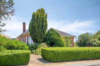 Bent u op zoek naar een woning met veel potentieel? Dan is deze vrijstaande bungalow met een bewoonbare oppervlakte van 160 m² beslist een bezoek waard.
De woning beschikt over een ruime leefruimte, keuken, 3 slaapkamers, een badkamer, een kelder en een ruime zolder met uitbreidingsmogelijkheden. Dankzij de solide structuur vormt deze woning de ideale basis voor een renovatie volledig naar eigen smaak.
De absolute troef is het ruime perceel. Onder voorbehoud van de nodige stedenbouwkundige vergunningen bestaat de mogelijkheid om een extra bouwperceel te creëren, wat deze eigendom ook bijzonder interessant maakt als investering.
De woning geniet bovendien van een gunstige ligging met een vlotte verbinding naar Tienen en Diest. De E314-oprit in Bekkevoort bevindt zich op slechts enkele minuten rijden, waardoor ook Leuven, Hasselt en Brussel vlot bereikbaar zijn.
Interesse? Contacteer ons voor een bezoek en ontdek zelf de mogelijkheden die deze eigendom te bieden heeft.