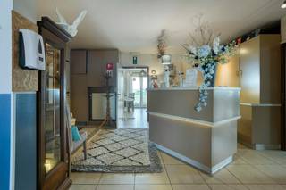 Hotel Butler is een kleinschalig hotel met 18 kamers. Het hotel bevindt zich op korte rijafstand van Brugge en de kustplaatsen Blankenberge en De Haan. <br /><br />Troeven:<br /><br />· *** Boutique hotel in Brugse Ommeland.<br /><br />· 16 - 18 Kamers met badkamer.<br /><br />· Parking 18 wagens.<br /><br />· Volledig nieuw brandattest 2023<br /><br />· Direct instapklaar.<br /><br />· Ideaal voor koppel.<br /><br />· Mogelijkheid om ter plaatse te wonen.<br /><br />· Strategische ligging tussen Brugge, de kust en de haven van Zeebrugge.<br /><br />· Op 5 minuten van Brugge centrum en de kust.<br /><br />· Verkoop handelsfonds + onroerend goed.<br /><br />· Gebouw tevens geschikt voor het herbergen van havenarbeiders of bouwarbeiders<br /><br />De kamers zijn comfortabel ingericht en bieden alles wat nodig is voor een aangenaam verblijf. Elke kamer beschikt over een eigen badkamer, een flatscreen-tv en gratis wifi. In het hotel zijn diverse faciliteiten aanwezig, waaronder een gezellige lounge en een terras. Voor wie met de auto komt, is er gratis parkeergelegenheid op het terrein. Het hotel biedt daarnaast fietsverhuur, waardoor het eenvoudig is om de groene omgeving en nabijgelegen natuurgebieden per fiets te verkennen.<br /><br /><br />Er wordt geen overname gevraagd voor de inboedel.<br /><br />Aarzel zeker niet om contact op te nemen indien dit bedrijfsvastgoed bestaande uit een charmant hotel te koop u mogelijks kan interesseren. <br /><br />Bestuursmaatregelen in het maatregelenregister: nee