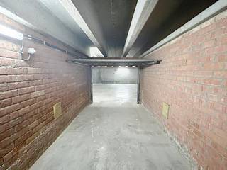 Garagebox te huur, gelegen in een residentieel gebouw met afgesloten toegangspoort.<br /><br />De garagebox is voorzien van verlichting en is onmiddellijk beschikbaar.<br /><br />Huurprijs: € 130 per maand.