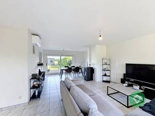 Deze rustig gelegen woning bestaat uit: voortuin - inkomhal - toilet - living - keuken - berging - terras - tuin - zeer grote garage - nachthal...
