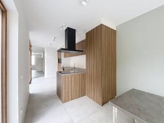 Cette maison magnifiquement rénovée à Sint-Kruis offre un confort de vie moderne dans un emplacement central privilégié. La maison a été récemment rénovée de la tête aux pieds et est baignée de lumière grâce aux nombreuses fenêtres. Avec trois chambres spacieuses et deux salles de bains modernes, vous pouvez profiter d'un aménagement luxueux et pratique ici. L'espace de vie s'intègre parfaitement dans le jardin ensoleillé, lieu idéal pour se reposer et se détendre. Une maison de caractère entièrement prête à emménager pour ceux qui recherchent de l'espace et de la qualité.Disposition :-Hall d'entrée - Surface habitable (30 m²) - Cuisine ouverte (27 m²) - Toilettes invités - Chambre 1 (21 m²) - Salle de bain 1 avec douche (7 m²) - Salle de bain avec baignoire (15 m²) - Chambre 2 (10 m²) - Chambre 3 (16 m²) - Hall de nuitGénéral - Prix de location : 1 025,00 €/mois - Disponible immédiatement Le moyen le plus rapide pour visiter cette propriété ? Demandez votre visite via le bouton rose de notre site Web (www.dewaele.com) et vous serez contacté par l'un de nos experts en location.