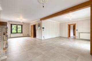<h3><strong>Charmant wonen in het groene Pellenberg, met verrassend veel ruimte.</strong></h3><p>Welkom in Pellenberg. Een begeerde buurt vanwege een unieke mix: een landelijke, groene omgeving met scholen en handelaars in de buurt, gecombineerd met de onmiddellijke nabijheid van Leuven. Een strategische locatie die tegelijkertijd fungeert als de perfecte groene long voor pendelaars, academici en zorgprofessionals die in Leuven werken, maar in de rust willen wonen. Vanuit de woning wandel of fiets je verder zo het groene landschap in, met uitgestrekte routes, holle wegen en prachtige panorama’s binnen handbereik.</p><p>In deze residentiële omgeving tref je deze vrijstaande woning op een mooi perceel van meer dan 10 are. Vanaf de straat leidt de ruime oprit langs de woning naar de achterzijde, waar nog bijkomende parkeergelegenheid en toegang tot een inpandige garage op kelderniveau voorzien is. Dankzij de volledige onderkeldering en bergzolder beschikt de woning tevens over een uitzonderlijke hoeveelheid praktische ruimte. Ideaal voor wie graag de bakfiets, motor of wagen parkeert, maar evengoed hobby’s uitvoert of collecties stockeert. </p><p>Binnen verrast de woning met een ruime en gezinsvriendelijke indeling. De leefruimte vormt het hart van het huis, met als blikvanger een authentieke houten balk die de ruimte karakter en charme verleent. Dankzij de brede ramen en de aansluitende veranda valt het daglicht rijkelijk binnen en ontstaat een aangename verbinding tussen het interieur en de tuin. De veranda geeft rechtstreeks uit op het aangelegde terras en vervolgens op de volledig omheinde, zuidoostgerichte tuin. Een heerlijke buitenruimte waar groen, rust en privacy centraal staan. Van ravotten op het gras tot BBQ’en op het terras: dankzij de volledige omheining leef je ook buiten echt in je cocon. Van in de vroege uurtjes, tot onder de laatste avondzon. </p><p>Met vier kamers biedt de woning bovendien alle ruimte voor een gezin, maar evengoed voor wie een extra thuisbureau, logeerkamer of hobbyruimte wenst. De woning is instapklaar, kent een conforme elektriciteit, werd goed onderhouden en beschikt over een kwalitatieve afwerking. Tot slot geldt er geen renovatieplicht, de woning scoort energetisch sterk dankzij onder andere de zonnepanelen, een thuisbatterij van 16 kWh, en lucht-luchtwarmtepompen die zowel energiezuinig verwarmen als koelen. Een onmisbaar comfort dat je gegarandeerd op doorsnee én extreme dagen zal voelen. </p><p>Kortom: een instapklare woning omringd door rust, vlakbij de stad. Graag een bezoekje gehad? Geef Jes dan snel een seintje.</p><figure><div></div></figure>