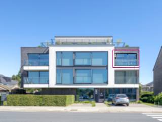 <p><strong>À la recherche d’un appartement spacieux, lumineux et économe en énergie, idéalement situé ? </strong>Cet élégant appartement d’environ 77 m², situé au deuxième étage d’un immeuble récent construit en 2017 et équipé d’un ascenseur, ne manquera pas de vous séduire.</p><p></p><p>Dès l’entrée, vous êtes accueilli par un vaste hall d’entrée avec une toilette. Le séjour agréable est baigné de lumière naturelle grâce aux grandes baies vitrées et s’ouvre harmonieusement sur une cuisine ouverte entièrement équipée. Cette cuisine moderne offre tout le confort contemporain. Depuis le séjour, vous accédez directement à une agréable terrasse.</p><p></p><p>L’appartement comprend également deux chambres à coucher de belles dimensions, une élégante salle de douche avec douche à l’italienne et meuble lavabo, ainsi qu’un espace de rangement pratique avec raccordements pour machine à laver et sèche-linge.</p><p></p><p>Un atout supplémentaire : un garage fermé avec porte automatique, pouvant accueillir une voiture. Celui-ci doit être acquis obligatoirement au prix de 30.000 €.</p><p></p><p>La situation est également un véritable point fort : idéalement situé à Grand-Bigard, à distance de marche des écoles, commerces et transports en commun. Grâce à son excellente accessibilité et à la proximité de toutes les commodités quotidiennes, vous profiterez ici d’un cadre de vie particulièrement confortable.</p><p></p><p>En résumé, un appartement prêt à emménager qui combine parfaitement espace, confort, efficacité énergétique et excellente localisation.</p><p></p><p><strong>Intéressé(e) ? Contactez dès aujourd’hui Living Stone pour organiser votre visite !</strong></p>