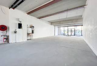 Nieuwbouw commercieel gelijkvloers op kantoor, gelegen op de gekende Strandlaan te Sint-Idesbald in Residentie BEACH AVENUE.Gelegen nabij de gekende patissier Stephan De Strooper, Slagerij Dierendonck en Apotheek Van Schoote met Shop and Go parking voor de deur. <br />De verkoopprijs bedraagt €485.000 waarvan de grondwaarde €200.000 excl. RR en constructiewaarde €285.000 excl. btw bedraagt. Het handelspand kan ook gehuurd worden aan €1.950/maand excl. lasten en onroerende voorheffing; <br />Qua afwerking werden heel wat technieken voorzien:<br />• Sanitaire aan -en afvoerleidingen.<br />• Vloerverwarming over de volledige oppervlakte alsook in de uitbouw.<br />• Elektriciteit: voedingen en stopcontacten aanwezig.<br />• De volledige PUR werken alsook de traditionele zandcementchape.         <br />• Plakwerken.<br />Benieuwd naar dit bedrijfsvastgoed te koop of te huur regio Koksijde? <br />Contacteer info@immodelestre.be of 054 33 62 52. <br />www.immodelestre.be <br />