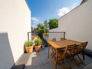 <p>ENKEL STUDENTEN!<br /><br />Ben je op zoek naar een stijlvolle en gezellige studentenkamer? Dan is deze kamer precies wat je zoekt. De kamer is beschikbaar vanaf 15 september 2025 en is volledig gemeubileerd, waardoor je direct kunt intrekken en je meteen thuis kunt voelen. We hebben aan alles gedacht om ervoor te zorgen dat je een comfortabele en aangename leefomgeving hebt tijdens je studieperiode. Alle kamers beschikken over een privatieve badkamer met douche, toilet en wastafel. Naast je eigen privékamer heb je ook toegang tot de hypermoderne gemeenschappelijke keuken met terras. De ligging van het gebouw is ideaal voor studenten. Het is gelegen in het rustige Heverlee rustige, maar toch dicht bij universiteiten, hogescholen, openbaar vervoer en sportaccommodaties. Als je geïnteresseerd bent in het huren van deze prachtige studentenkamer, neem dan contact met ons op om een bezichtiging in te plannen. Wees er snel bij, want deze kamer zal snel worden verhuurd!</p>