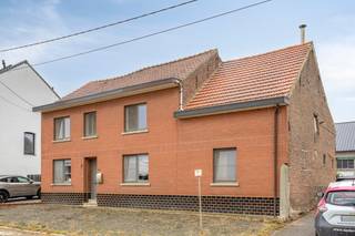 Ruime landelijk gelegen woning met 3 slaapkamers, bureel , grote tuin en schuur met nieuw dak en aanhorigheden.<br />De woning heeft achteraan ook een groot terras en een zonnige tuin.<br />Op het gelijkvloers is er een volledig ingerichte badkamer en toilet.<br />Op de verdieping zijn er 3 grote slaapkamers en een 4 de open ruimte voor bureel of andere.<br />Tevens is op verdieping een nieuwe badkamer met toilet klaargemaakt.<br />De woning heeft rondom vernieuwde PVC ramen met dubbel glas.<br />Van hier kan men meteen in de groene en bosrijke omgeving en aangenaam fietsen en wandelen.<br />Plaats voor mobilhome, boot of andere, geen probleem.<br /> <br /> <br /> <br /><br />