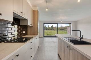 <p><b>Nieuwbouwwoning met 4 slpks en garage in Lede</b></p>
<p><span>Ben je op zoek naar een energiezuinige nieuwbouwwoning in Lede met moderne indeling? Zoek niet verder!</span></p>
<p><span>Met 4 slaapkamers, een volledig geïnstalleerde keuken en zonnepanelen biedt deze woning alle comfort die je zoekt.</span></p>
<p><span>Deze gesloten bebouwing combineert een praktische indeling met hedendaags wooncomfort. Dankzij de ruime leefruimte, garage en zolderverdieping is dit een ideale gezinswoning.</span></p>
<p><span>Indeling van de woning:</span></p>
<p><b>Gelijkvloers:</b></p>
<ul>
<li><span>Inkomhal</span></li>
<li><span>Apart gastentoilet</span></li>
<li><span>Ruime leefruimte met zit- en eetplaats</span></li>
<li><span>Open keuken</span></li>
<li><span>Berging/wasplaats</span></li>
<li><span>Garage met interne toegang</span></li>
</ul>
<p><b>Eerste verdieping:</b></p>
<ul>
<li><span>Nachthal</span></li>
<li><span>3 slaapkamers</span></li>
<li><span>Badkamer met douche en ligbad</span></li>
<li><span>Apart toilet</span></li>
</ul>
<p><b>Tweede verdieping:</b></p>
<ul>
<li><span>Slaapkamer</span></li>
<li><span>Technische ruimte</span></li>
<li><span>Extra opbergruimte</span></li>
</ul>
<p><span>Troeven:</span></p>
<ul>
<li><span>Nieuwbouw (2026)</span></li>
<li><span>Energiezuinig met zonnepanelen</span></li>
<li><span>Warmtepomp Lucht- Water</span></li>
<li><span>Bewoonbare oppervlakte van 196 m²</span></li>
<li><span>Perceel van 300 m²</span></li>
<li><span>Garage inbegrepen</span></li>
<li><span>Praktische indeling met veel bergruimte</span></li>
</ul>
<p><span>Meer weten of een bezoek inplannen?</span></p>
<p><span>Bekijk alle details en boek uw bezoek via deze link: https://albert.immo/project/7629985</span></p>