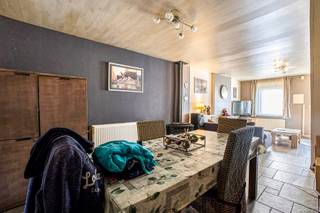 Immo Pické biedt u deze gunstig gelegen woning aan in Sint-Pieters-Leeuw, gelegen in de nabijheid van scholen, winkels, openbaar vervoer, invalswegen en alle voorzieningen. Deze woning beschikt op de gelijkvloerse verdieping over een ruime woonkamer, een keuken en een badkamer met douche, lavabo en toilet. Op de eerste verdieping beschikt deze woning over twee slaapkamers (waarvan een doorloopkamer). De zolderverdieping is bereikbaar via een vaste trap in de doorloopkamer en kan verder worden ingericht als bijkomende slaapkamer. Achter de woning vinden we nog een grote tuin en een tuinberging terug.