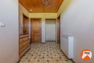 LEBBEKE - Charmante deels gerenoveerde woning met paardenaccommodatie.<br />EERSTE BEZOEKDAG ZATERDAG 13/06 VAN 9U TOT 12U (enkel op afspraak!)<br /><br />Bent u op zoek naar een ruime woning met uitstekende mogelijkheden voor het houden van paarden? Dan is deze eigendom absoluut een bezoek waard. De woning is gelegen op een perceel van 2.365 m², deels gelegen in woongebied met landelijk karakter en deels in agrarisch gebied. Hierdoor geniet u van een rustige, groene omgeving met tal van mogelijkheden voor liefhebbers van het buitenleven.<br /><br />De woning werd deels gerenoveerd in 2023 en verwelkomt u via een ruime inkomhal met gastentoilet. Vanuit de inkomhal komt u terecht in de woonkamer, voorzien van een kachel die zorgt voor extra sfeer en warmte. Aan de achterzijde van de woning bevindt zich de keuken, met onmiddellijke toegang tot het overdekte terras waar u in alle rust kan genieten van het uitzicht op het paardengedeelte.<br /><br />Verder beschikt de woning op het gelijkvloers over drie ruime slaapkamers, een badkamer uitgerust met een dubbele lavabo, douche en toilet, een koele berging en een ruime garage. De woning wordt centraal verwarmd op stookolie.<br /><br />Ook buiten heeft deze eigendom heel wat troeven te bieden. Het terrein is voornamelijk ingericht voor het houden van paarden en beschikt over drie ruime paardenboxen en een aparte shetlanderbox, allen voorzien van elektriciteit. Daarnaast is er voldoende opslagruimte aanwezig, evenals een paddock en een winterpaddock voorzien van zand. Achteraan het perceel bevindt zich bovendien een ruime weide die, in overleg met de eigenaar, bijkomend gehuurd kan worden.<br /><br />Deze eigendom vormt een unieke opportuniteit voor wie landelijk wil wonen en op zoek is naar een praktische en uitgeruste locatie.<br /><br />Interesse in deze unieke eigendom? Contacteer ons op 053/60.65.66. voor meer informatie of een bezoek ter plaatse. <br />De prijs is een niet-bindende richtprijs. Na biedingen beslist de verkoper over verkoop aan het beste bod. Info via ons of reglement.