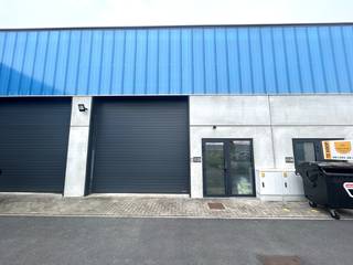 Recent en goed gelegen magazijn in het industriepark "Grote Nest" te Evergem, langs het kanaal Gent-Terneuzen en met een uitstekende bereikbaarheid.<br /><br />De unit omvat een magazijnruimte van ca. 88 m². Daarnaast beschikt het pand over een afgesloten ruimte met daarin een toilet + privatieve buitenstaanplaats.<br /><br />Dankzij de praktische indeling en de mooie hoogte is deze ruimte ideaal voor opslag, atelier of lichte logistieke activiteiten.<br /><br />Troeven:
<ul>
	<li>Recent (2019) en instapklaar</li>
	<li>1 privatieve parkeerplaats</li>
	<li>Gelegen in vlot bereikbaar industriepark</li>
	<li>Strategische ligging langs kanaal Gent-Terneuzen</li>
	<li>Delori-Maeslaan 17, Evergem (industriepark Grote Nest)</li>
</ul>
<br />Interesse? Contacteer Thomas - 0475 32 51 89 voor meer info of een bezoek ter plaatse!