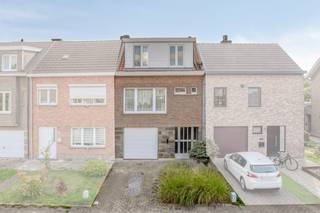 In de Rodebeukendreef 46 in Gentbrugge vinden we deze verzorgde en volledig instapklare bel-etagewoning, gelegen in een bijzonder rustige, gegeerde en residentiële woonomgeving. De woning combineert een aangename woonoppervlakte van ca. 155 m² met een perceel van 134 m² waarvan een zuidgerichte tuin van ca. 75 m².<br /><br />Op het gelijkvloers beschikt de woning over een ruime inkomhal met toegang tot de inpandige garage. Daarnaast bevindt zich hier een extra kamer die uitstekend kan dienen als bureau, hobbyruimte of vierde slaapkamer. Via de achterliggende doorgangsruimte is er rechtstreeks toegang tot de tuin. Hier bevinden zich momenteel ook de wasmachine en praktische voorzieningen.<br /><br />De eerste verdieping vormt het leefgedeelte van de woning. De ruime en lichtrijke leefruimte biedt plaats aan zowel een comfortabele zithoek als een eetplaats. Aansluitend bevindt zich de verzorgde, volledig uitgeruste keuken. Vanuit de leefruimte geniet je bovendien van een aangenaam zicht over de rustige woonomgeving. Op de hal is er een afzonderlijk gastentoilet.<br /><br />Op de tweede verdieping bevinden zich drie slaapkamers en een badkamer met inloopdouche. De woning beschikt niet over een zolder of kelder, maar biedt dankzij de inpandige garage en de praktische indeling voldoende bergruimte.<br /><br />De tuin is bovendien onderhoudsvriendelijk aangelegd en biedt verschillende mogelijkheden voor een terras, speelruimte of gezellige tuin inrichting.<br /><br />*Belangrijk*<br />- De prijs is een minimumprijs.<br />- De woning is vrij voor gebruik vanaf 1/6/2027.<br /><br />Een bijzonder interessante woning voor wie op zoek is naar ruimte, comfort en een zonnige tuin, zonder in te boeten aan bereikbaarheid en de aangename woonkwaliteit van Gentbrugge.<br /><br />Bestuursmaatregelen in het maatregelenregister: nee