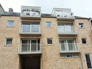 KNUS RECENT APPARTEMENT (bouwjaar 2015, +/-53m²) op het 2de VERDIEP RECHTS VOOR:voorzien van een lichte leefruimte vooraan met balkon & open keuken...