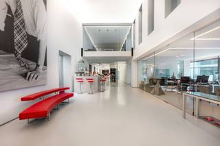 Luxueuze moderne polyvalente ruimte ca. 800m2 gelegen op het trendy Zuid in Residentie Hoopnatie, met zicht op de Scheldekaaien naast het Museum...