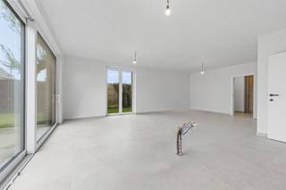 <p><span><span><strong>TE KOOP: Moderne nieuwbouwwoning met 3 slaapkamers in Geetbets!</strong></span></span></p><p><span><span>Ontdek deze ruime en hedendaagse nieuwbouwwoning, gelegen op de hoek van de Kolkstraat en de Steenweg op Kortenaken in Geetbets. Deze halfopen bebouwing maakt deel uit van een kleinschalig woonproject van vier koppelwoningen, gebouwd volgens de huidige normen en met oog voor comfort, energiezuinigheid en kwaliteit.</span></span></p><p><span><span>De woning bevindt zich op wandelafstand van het centrum van Geetbets, waar alle nodige voorzieningen zoals winkels, scholen en openbaar vervoer vlot bereikbaar zijn. Dankzij de doordachte indeling, grote woonoppervlakte en hoogwaardige afwerking is deze woning ideaal voor gezinnen of wie op zoek is naar extra ruimte.</span></span></p><p><span><span><strong>Ligging:</strong></span></span></p><p><span><span>Deze halfopen bebouwing is gelegen in een aangename en goed bereikbare buurt in Geetbets. De centrale ligging zorgt voor een vlotte verbinding met omliggende gemeenten, terwijl je toch geniet van een rustige woonomgeving. Alle dagelijkse voorzieningen bevinden zich op wandelafstand, wat deze locatie bijzonder praktisch maakt.</span></span></p><p><span><span><strong>Indeling:</strong></span></span></p><p><span><span>Gelijkvloers: Inkomhal met apart gastentoilet, lichtrijke woonkamer met eethoek, open keuken (De keuken wordt niet geplaatst, zodat u deze volledig naar eigen smaak en budget kan inrichten), aansluitende berging met achterdeur naar de tuin en inpandige garage.</span></span></p><p><span><span>Eerste verdieping: Nachthal, drie volwaardige slaapkamers, twee badkamers en een extra berging.</span></span></p><p><span><span>Zolderverdieping: Volwaardige zolder bereikbaar via vaste trap, met mogelijkheid tot het creëren van één of twee extra slaapkamers of een bureau.</span></span></p><p><span><span>Tuin &amp; Terras:<strong> </strong>Aangelegde tuin met terras van 26 m², ideaal om in alle rust te genieten.</span></span></p><p><span><span>Deze woning wordt volledig afgewerkt, exclusief keuken.</span></span></p><p><span><span><strong>Troeven:</strong></span></span></p><ul><li><span><span>Nieuwbouwproject!</span></span></li><li><span><span>Zonnepanelen!</span></span></li><li><span><span>Warmtepomp met vloerverwarming over heel de woning!</span></span></li><li><span><span>Ruime en praktische indeling!</span></span></li><li><span><span>Mogelijkheid tot extra slaapkamers/bureau!</span></span></li><li><span><span>Inpandige garage</span></span></li><li><span><span>Centrale ligging nabij centrum!</span></span></li><li><span><span>Ideaal voor gezinnen!</span></span></li><li><span><span>Triple glas met Argon!</span></span></li><li><span><span>Lage E-peil waardoor je de eerste 5 jaar geen KI betaald!</span></span></li></ul><p><span><span><strong>EPB-plichtig</strong></span></span></p><p><span><span><strong>G-score: onbekend</strong></span></span><br /><span><span><strong>P-score: C</strong></span></span><br /><span><span><strong>Stedenbouwkundige info: woongebied – bouwvergunning – geen voorkooprecht </strong></span></span><br /><span><span><strong>Beschikbaar bij akte.</strong></span></span></p>