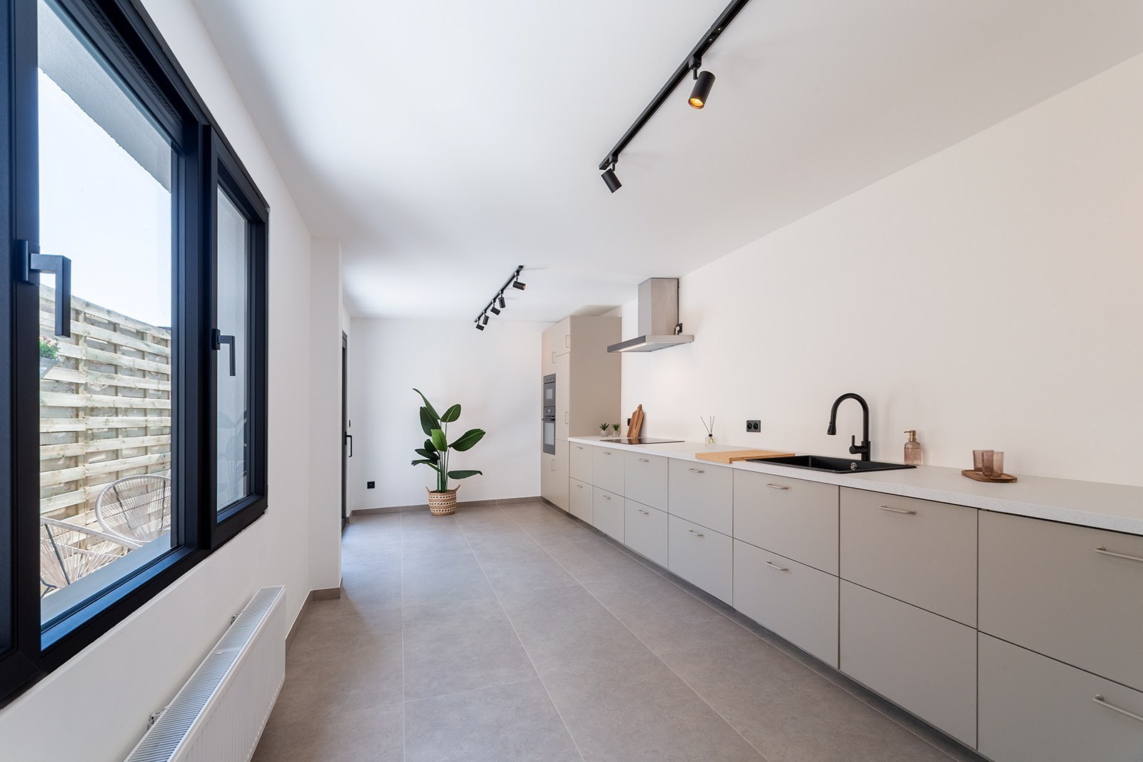Volledig gerenoveerde, instapklare woning (196 m²) met 5 slaapkamers, moderne keuken & tuin - foto 1