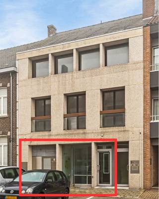 Dit veelzijdige commerciële pand is uitstekend gelegen in het centrum van Neeroeteren en biedt een ideale uitvalsbasis voor diverse...