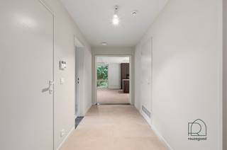 <p><span>Exclusief gerenoveerd appartement in het groen van Bonheiden</span></p><p><span>Op zoek naar rust, ruimte en comfort op een unieke locatie? Dit volledig gerenoveerde appartement op de eerste verdieping van een architecturaal bijzonder gebouw combineert luxe wonen met een uitzonderlijke ligging midden in het bos.</span></p><p><span>Het appartement beschikt over </span><span>2 ruime slaapkamers</span><span>, een </span><span>apart bureau</span><span>, een stijlvolle </span><span>badkamer met inloopdouche</span><span> en een </span><span>afzonderlijk toilet</span><span>. Daarnaast is er een praktische </span><span>wasberging</span><span> voorzien. De volledig uitgeruste keuken biedt alle hedendaagse comfort, terwijl de ruime leefruimte dankzij de grote raampartijen baadt in natuurlijk licht en een prachtig uitzicht biedt op de omliggende natuur.</span></p><p><span>Een absolute troef is de unieke setting: dit is het </span><span>enige appartement in het gebouw</span><span>. De overige ruimtes worden ingenomen door een exclusief reisbureau.</span></p><p><span>Verder beschikt het appartement over:</span></p><ul><li><span>Twee kleine terrasjes </span></li><li><span>Een toekomstig bijkomend gelijkvloers terras (nog aan te leggen) </span></li><li><span>Een eigen, aparte inkom </span></li><li><span>Twee private parkeerplaatsen inbegrepen in de huurprijs </span></li><li><span>Lucht/lucht warmtepompen in alle ruimtes voor energiezuinig verwarmen en koelen </span></li></ul><p><span>De verbruiken van elektriciteit en water zijn individueel en apart af te rekenen. Er zijn </span><span>geen</span><span> gemeenschappelijke kosten!</span></p><p><span>Dankzij de vlotte verbinding (ook met de bus -bushalte vlakbij) naar Mechelen en Bonheiden centrum geniet u van een perfecte combinatie van bereikbaarheid en absolute rust. Het spectaculaire uitzicht rondom en de ligging pal in het bos maken van dit appartement een zeldzame opportuniteit voor wie houdt van karaktervol wonen in een groene omgeving.</span></p><p><span>Kortom, de moeite om eens te bezoeken. Contacteer ReuzeGoed op <span>welkom@reuzegoed.be</span></span><span> of 0470 11 56 80 voor een afspraak!</span></p>