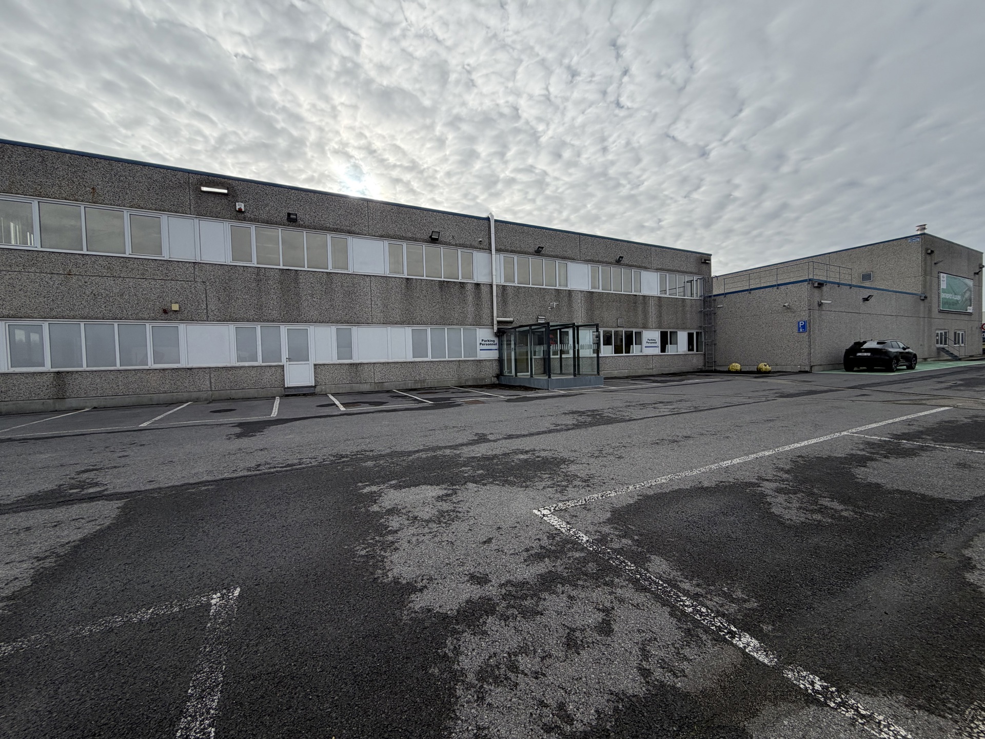 TE HUUR – Logistiek magazijn van 28.964 m² met kantoren in Courcelles (nabij E42) - foto 1