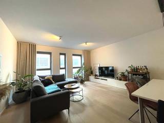 <p>Indeling: <br />Gezellig appartement op de 1ste verdieping dat te bereiken valt per trap of lift. De woonkamer is ruim en slim ingedeeld met een open keuken, dewelke ook volledig voorzien is van alle comfort. Aan het kookeiland is er al een ingebouwde tafel voorzien waaronder u met gemak 4 stoelen kan schuiven. Achter de keuken vindt u de inpandige berging terug met wasmachineaansluiting en genoeg ruimte voor al uw voorraden. In de voornaamste ruimtes vindt u airco terug waarmee je uw kamer snel kan verkoelen of verwarmen. De badkamer is, voor de liefhebbers, uitgerust met een bad, dubbele lavabo en handdoekradiator.<br /><br />Omgeving:<br />Gaan joggen in het Stadspark of een citytripje met de trein? Dat kan, met zijn centrale ligging aan het Stadspark en Centraal Station bent u overal dichtbij. Een ligging in de wijken Stadspark en Diamant betekent dat u zich vlakbij het centrum van Antwerpen bevindt, maar net uit de weg zodat u geen last hebt van de onaangename stadsgeluiden. Daarnaast beschikt het appartement over een zeer laag en gunstige energiescore waardoor u niet zal verschieten van uw energiefactuur. <br />Bijzonderheden:<br />Gemeenschappelijke lasten 120,06 euro/maand (onderhoud gemene delen) - fietsenberging - airco - ingebouwde kleerkasten - kelderberging - gunstig EPC-attest.<br />Dit appartement is niet gemeubeld.<br />Beschikbaar vanaf 1/10/2026</p>