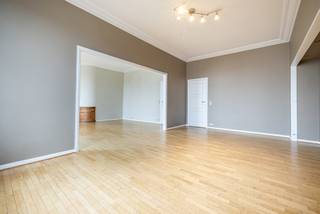 <p>Ideaal gelegen aan de prestigieuze Louizalaan, op wandelafstand van het Stefaniaplein, bevindt dit prachtige appartement van ± 203 m² zich op de 7e verdieping van een standingvol gebouw. Een mooie opportuniteit om te genieten van de Louizalaan, haar winkels, restaurants en talrijke voorzieningen, gecombineerd met de rust en het open uitzicht van een hogere verdieping. EPC G. INFOS &amp; BEZOEK : Merlin CUVELIER 0474 23 58 79 - mcuvelier@trevi.be </p>
<p><span>7e verdieping links</span>: appartement “24 H”</p>
<ul>
<li>Inkomhal met ingemaakte kasten en veiligheidsdeur</li>
<li>Living van ± 52 m²</li>
<li>Slaapkamer van ± 10 m²</li>
<li>Volledig uitgeruste keuken van ± 8 m²</li>
<li>Veranda</li>
<li>Aparte wasruimte</li>
<li>Nachthal met ingemaakte kasten</li>
<li>WC</li>
<li>Slaapkamer van ± 10 m²</li>
<li>Master bedroom van ± 22 m² met ingemaakte kasten</li>
<li>Aansluitende badkamer met WC</li>
<li>Slaapkamer van ± 14 m² met ingemaakte kasten</li>
<li>Aparte badkamer met WC</li>
</ul>
<p>Privatieve kelder nr. 26.<br />Garage nr. 3 &amp; 4, samengevoegd tot één geheel, verplicht aan te kopen voor € 45.000.</p>