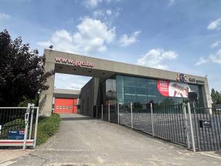 Semi-industrieel gebouw met zichtlocatie gelegen op het industrieterrein Genk-Zuid, vlak op de scheiding met Zutendaal, op enkele kilometers van...