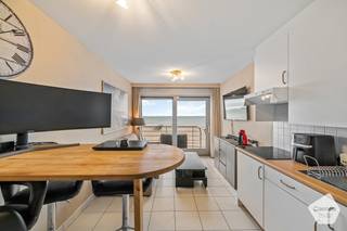 Le studio est situé sur la digue, à proximité de la Grand-Place et du port de plaisance, et bénéficie d'une <strong>magnifique</strong> <strong>vue</strong> <strong>frontale</strong> <strong>sur</strong> <strong>la</strong> <strong>mer</strong>.<br /><br />Ce studio dispose d'un e<strong>space de vie lumineux</strong> qui s'intègre parfaitement à la <strong>cuisine</strong>, équipée des commodités de base nécessaires. Depuis l'espace de vie, vous avez un accès direct à la <strong>terrasse</strong> <strong>spacieuse</strong> avec une vue imprenable sur la mer. Le studio dispose également d'une <strong>salle</strong> <strong>de</strong> <strong>bains</strong> avec <strong>douche</strong> et d'un <strong>raccordement</strong> pour l'installation d'un <strong>lave</strong>-<strong>linge</strong>.<br /><br />Le studio est chauffé à l'électricité et dispose d'un <strong>certificat</strong><strong> </strong>de <strong>conformité</strong> <strong>électrique</strong>. Le bien est vendu sous le régime du bail emphytéotique. La redevance emphytéotique est <strong>déductible</strong> <strong>fiscalement</strong>, ce qui rend le <strong>prix</strong> <strong>d'achat</strong> <strong>nettement</strong> <strong>inférieur</strong> à celui d'une propriété classique.