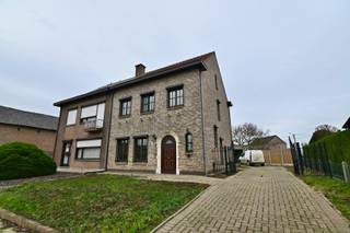 Deze charmante halfopen bebouwing is gelegen in het centrum van het pittoreske Velm, op wandelafstand van openbaar vervoer, winkels, horeca en...