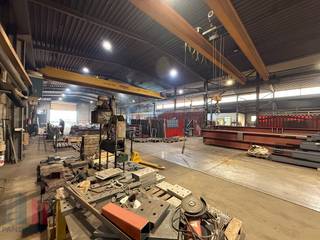 Op een strategische locatie bevindt zich dit bedrijfsgebouw bestaande uit magazijn gecombineerd met kantoren en buitenruimte. De site is...