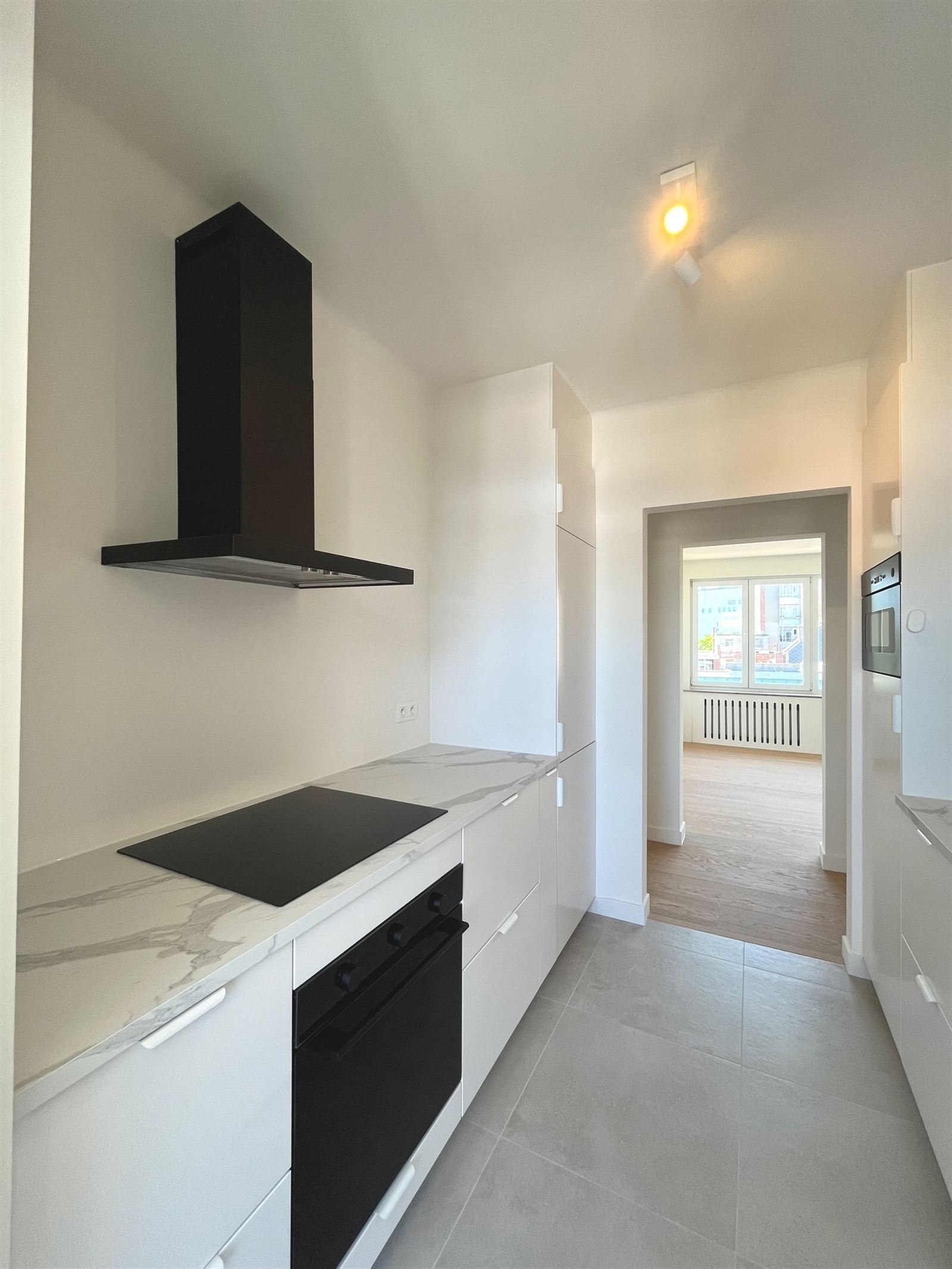 Volledig gerenoveerd appartement met overdekt terras! - foto 4