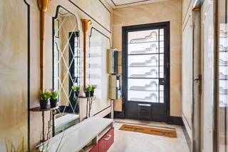 Op te knappen stadswoning met werkhuis en achtergelegen garages.Indeling en omschrijving:Deze karaktervolle, ruime stadwoning biedt een zee aan...