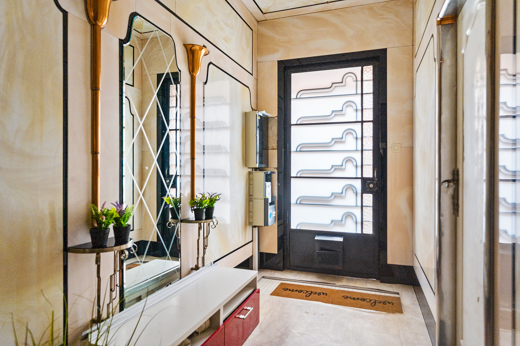 Op te knappen stadswoning met werkhuis en achtergelegen garages.  - foto 2