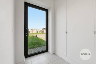 <p><span>MODERNE WONING MET 3 SLKS & TUIN</span></p><p><span> </span></p><p><span>In het rustige & groene Munsterbilzen, deelgemeente van de stad Bilzen-Hoeselt treffen wij de verkaveling “Munstergaarde” aan. Wij bevinden ons op enkele minuten van het centrum van Bilzen waardoor lokale handelaars, supermarkten, scholen, … snel bereikbaar zijn. Leuk detail is de nabijheid van verschillende verbindingswegen waardoor deze woning ideaal is voor wie belang hecht aan vlotte verplaatsingen naar omliggende steden en gemeenten. </span></p><p><span> </span></p><p><span>Wij betreden de woning via de voordeur die ons toegang geeft tot de inkomhal. Hier treffen wij een gastentoilet met handspoelbakje. Via de inkomhal begeven wij ons naar de leefruimte met een volledig uitgeruste en open keuken die via het schuifraam toegang geeft tot het terras en de tuin. Ideaal is de berging gelegen vlakbijt de keuken. Deze doet enerzijds dienst als voorraadkamer en anderzijds als wasruimte. </span></p><p><span> </span></p><p><span>Nadat wij de benedenverdieping hebben ontdekt begeven wij ons via de trap in de leefruimte naar de eerste verdieping. Toegekomen op de nachthal krijgen wij toegang tot maar liefst drie slaapkamers, technische ruimte en als laatste ontdekken wij de volledig uitgeruste badkamer met een douche, een lavabomeubel en een tweede toilet.</span></p><p><span> </span></p><p><span>Troeven:<br />- Energiezuinige woning<br />- Onderhoudsvriendelijke tuin met terras<br />- Parkeergelegenheid aan de woning<br />- Aanwezigheid van nieuwste technieken zoals zonnepanelen, regenwaterrecuperatie, …</span></p><p><span> </span></p><p><span>KORT SAMENGEVAT</span><span>:</span></p><p><span>Vraagprijs: € 399.000,00</span></p><p><span>Verkoop onder registratierechten (2% of 12%)</span></p><p><span> </span></p><p><span>Op dit moment is deze woning verhuurd, ideaal als investering of voor eigen bewoning.</span></p><p><span> </span></p><p><span>Nieuwsgierig om deze moderne woning te ontdekken? Vraag dan snel een bezoek aan via info@canius.be of contacteer één van onze medewerkers op het nummer 078 78 30 39 om samen deze woning te ontdekken. </span></p><p><span> </span></p><p><span>De vermelde oppervlaktes zijn slechts een indicatie. Canius Real Estate kan niet verantwoordelijk gesteld worden voor de juistheid van de door zijn verstrekte gegevens.</span></p><p><span> </span></p><p><span> </span></p>