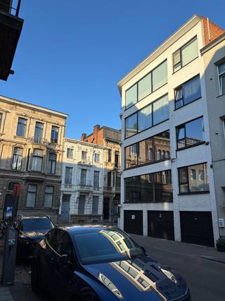 2-slpk appartement met zuidgericht terras aan Groen Kwartier<br /><br />Instapklaar appartement met 2 slaapkamers en een zuidgericht terras aansluitend op de leefruimte. Dit hoekappartement op de 2e verdieping geniet van een maximale lichtinval dankzij de grote raampartijen.<br /><br />Het appartement van 70 m² is gelegen aan het bruisende Groen Kwartier en op wandelafstand van de Dageraadplaats (Zurenborg). Winkels, restaurants en bakkers zijn er in overvloed.<br /><br />De uitstekende bereikbaarheid is een extra troef: een Vélo-station ligt op slechts 100 meter, station Antwerpen-Berchem bevindt zich op 5 minuten wandelen en vlak voor het gebouw zijn er twee laadpalen voor elektrische wagens.<br /><br />Op het gelijkvloers bevindt zich een gemeenschappelijke fietsenberging. Daarnaast is een privatieve berging inbegrepen in de prijs.<br /><br />Je komt binnen in de lichtrijke leefruimte met massief eiken parket. De leefruimte sluit aan op een volledig geïnstalleerde keuken (vaatwasser, koelkast en combi-oven), waar ook de aansluiting voor een wasmachine voorzien is. Aan de zuidzijde van de leefruimte bevindt zich een overdekt terras dat van 's ochtends tot in de namiddag van de zon geniet.<br /><br />Aan de noordzijde bevinden zich twee slaapkamers, beide met parketvloer, en de badkamer met lavabo, toilet en inloopdouche.<br /><br />Lage maandelijkse gemeenschappelijke kosten (inclusief syndicus, water, gas, onderhoud van de gemeenschappelijke delen, liftonderhoud, ramenwasser, ...). Individuele meters zijn aanwezig.<br /><br />Het keuringsattest van de elektrische installatie, het EPC-attest en het asbestattest zijn beschikbaar. Recent werd bovendien een nieuwe gemeenschappelijke boiler geplaatst.<br /><br />Ideaal investeringspand met 4% rendement.<br /><br />Afspraak voor een bezichtiging via: langeleemstraat333bus202@gmail.com<br /><br />Bezoekweekends: 8 & 9 augustus en 15 & 16 augustus.
