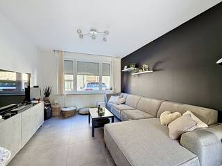 In de Molenstraat 8 te Veurne vinden we deze pas gerenoveerde woning met 3 slaapkamers, stadstuin en staanplaats voor de deur. Gelegen in het centrum van Veurne, op wandelafstand van de Grote Markt, openbaar vervoer, winkels, etc.INDELING:> Gelijkvloers:- Inkomhal met gastentoilet- Leefruimte/eetplaats- Hyper geïnstalleerde keuken voorzien van alle nodige apparaten- Berging met aansluiting voor de wasmachine- Stadstuin (37m²)> Eerste verdieping:- Nachthal- 3 ruime slaapkamers- Badkamer met douche, toilet en wasmeubel> Tweede verdieping:- Ruime zolder/hobbyruimte.Daarnaast beschikt de woning nog over een praktische kelder.TROEVEN:- TOPlocatie (centrum Veurne, alles op wandelafstand)- Reeds volledig geschilderd en voorzien van lichtarmaturen- Regenput (3.000l)- Ruime zolder/hobbyruimteBeschikbaar vanaf 01/08/2026Bent u geïnteresseerd in deze eigendom te huur in Veurne? Ga naar de website www.dewaele.com, klik op het pand dat u wenst te huren. Via de rode knop "vraag je bezoek aan", vragen we u kort een profiel in te vullen. Daarna nemen we contact op voor een bezoek. Telefonisch kunnen er geen afspraken gemaakt worden.