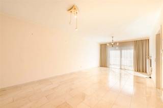 <p><span><span><strong>HUURRENDEMENT 3.8% | APPARTEMENT MET 2 SLAAPKAMERS EN GARAGE OP TOPLIGGING</strong></span></span><br /><span><span>Dit appartement met 2 slaapkamers en garage is gelegen op de tweede verdieping (lift aanwezig) in de Abeeldreef, dit op wandelafstand van de markt, de winkelstraat, bakker, slager, school en openbaar vervoer.</span></span><br /><span><span>Met een huurrendement van maar liefst 3.8% is dit de ideale investeringseigendom maar ook als starterseigendom heel interessant. De garage is gelegen op de gelijkvloerse verdieping en aan te kopen voor 20.000 euro. </span></span></p><p><span><span><strong>INDELING:</strong> </span></span><br /><span><span>U komt de residentie ‘Ensor’ binnen in de gemeenschappelijke inkomhal met lift en trappenhal. Vanuit de garage is er tevens rechtstreekse toegang naar het appartement.</span></span><br /><span><span>Het appartement is gelegen op de tweede verdieping en biedt daardoor een uniek zicht op de Kasteeldreef in Meulebeke.</span></span><br /><span><span>U komt binnen in de inkomhal met afzonderlijk toilet en met toegang tot alle vertrekken waaronder de lichtrijke leefruimte met balkon. Aansluitend vinden we de uitgeruste keuken en berging.</span></span><br /><span><span>Achteraan bevinden zich de 2 slaapkamers met toegang tot een gemeenschappelijk terras met buitenberging. Verder omvat het appartement tevens een badkamer met douche en lavabo met meubel.</span></span><br /><span><span>Op de gelijkvloerse verdieping is er eveneens een privatieve kelderberging voorzien. Deze is eveneens rechtstreeks toegankelijk vanuit de garage.</span></span></p><p><span><span><strong>TROEVEN: </strong></span></span><br /><span><span>- 3.8 % HUURRENDEMENT</span></span><br /><span><span>- TOPLIGGING</span></span></p><p><span><span>- ENERGIEZUINIG</span></span><br /><span><span>- KELDERBERGING</span></span><br /><span><span>- 2 SLAAPKAMERS</span></span><br /><span><span>- LIFT</span></span></p>