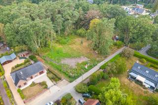 Te koop: bouwgrond voor open bebouwing te Villadreef, Tremelo, met een zuidelijke oriëntatie en op korte afstand van winkels en het centrum.<br /> <br />Deze bouwgrond biedt een uitstekende kans om uw droomwoning te realiseren in een natuurlijke omgeving, terwijl u toch geniet van alle voorzieningen die Tremelo te bieden heeft. Dankzij de zuidelijke ligging profiteert u van een zonnige tuin.<br /> <br />Stedenbouwkundige voorschriften:<br />• Eengezinswoning (open bebouwing)<br />• Max 2 volwaardige bouwlagen onder de kroonlijst<br />• Bouwdiepte gelijkvloers: 15m<br />• Bouwdiepte verdieping: 12m<br />• Afstand zijdelingse perceelsgrenzen 3m<br />• Bijgebouw toegelaten: Max oppervlakte 20m²  <br /> <br />Troeven:<br />• Bouwgrond voor open bebouwing m<br />• Zuidelijke oriëntatie van het perceel<br />• Vlakbij winkels en het centrum van Tremelo<br /> <br />Neem vandaag nog contact op met uw ERA-makelaar voor meer informatie of een bezoek.<br /> <br />JOUW DROOMGROND. ZO GEVONDEN!