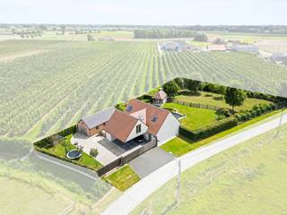 Bent u op zoek naar een ruime gezinswoning op een uitzonderlijk rustige ligging? Dan is deze prachtige landelijke woning in Kortemark (nabij Torhout) beslist een bezoek waard!<br />Gelegen op een perceel van maar liefst 2.100 m² en met een bewoonbare oppervlakte van ongeveer 235 m², geniet u hier van ruimte, privacy en een prachtig groen uitzicht.<br /><br />Indeling: Via de ruime oprit met plaats voor meerdere wagens bereikt u de woning. Binnenkomen doet u via de inkomhal met gastentoilet. Vervolgens treft u de lichtrijke leefruimte met zicht op het terras en de grote tuin. De ingerichte keuken sluit naadloos aan op de leefruimte en wordt aangevuld met een praktische berging en wasplaats. Verder beschikt de gelijkvloerse verdieping over een badkamer.<br />Op de verdieping bevinden zich de nachthal, een apart toilet, een bureau, een extra berging, drie volwaardige slaapkamers en een ruime dressing.<br />Bijkomende troef is de volledig onderkelderde woning, ideaal als opslagruimte, hobbyruimte of werkplaats.<br />Buiten geniet u van een prachtig aangelegde tuin en een gemetst bijgebouw met tal van mogelijkheden.<br /><br />Troeven<br />✅ Zeer rustige en landelijke ligging<br />✅ Perceeloppervlakte van 2.100 m²<br />✅ Bewoonbare oppervlakte van ca. 235 m²<br />✅ Volledig onderkelderd<br />✅ 3 ruime slaapkamers en dressing<br />✅ Bureau aanwezig<br />✅ Grote oprit voor meerdere voertuigen<br />✅ Gemetst bijgebouw, voorzien van zonnepanelen<br />✅ Veel privacy en groen rondom de woning<br />✅ EPC label C<br /><br />📞 Op zoek naar ruimte, rust en landelijke charme? Contacteer Vastgoed Sinnaeve voor meer informatie of een bezoek ter plaatse.