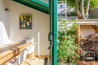 Uitstekend gelegen in een <strong>rustige straat</strong> vlak bij station <strong>Gent-Sint-Pieters en het stadscentrum</strong>. Dankzij de centrale ligging vormt deze woning een ideale uitvalsbasis voor <strong>studenten of starters</strong>. Universiteiten, hogescholen, bibliotheek, winkels, gezellige cafés en restaurants bevinden zich op wandelafstand. Bovendien zorgen de nabijheid van belangrijke invalswegen een uitstekende bereikbaarheid en extra woonkwaliteit. Dit resulteert in een uitstekende <strong>Mobiscore van 9,6/10</strong>.<br /><br />Daarnaast is het pand <strong>erkend als vakantiewoning</strong> door Toerisme Vlaanderen, wat het ook interessant maakt als investering. Tijdens de zomermaanden werd de woning succesvol verhuurd via Airbnb en Booking.com, met uitstekende beoordelingen.<br /><br />De woning werd in het jaar 2000 volledig gerenoveerd met oog voor <strong>kwaliteit en duurzaamheid</strong>. Hoge plafonds, grote raampartijen en de zuidwestgerichte veranda zorgen voor <strong>veel lichtinval</strong> en een aangename sfeer in de woning. In de <strong>groene stadstuin</strong> is het gezellige en aangenaam vertoeven.<br /><br />In 2011 zijn <strong>7 zonnepanelen</strong> geplaatst met <strong>groenestroomcertificaten</strong> tot september 2031 en wat later in <strong>2024</strong> een <strong>lucht-luchtwarmtepomp met airco</strong>.<br /><br />Indeling:
<ul>
	<li><span>Gelijkvloers: inkomhal met gastentoilet, open keuken, ruime kelder, lichtrijke leefruimte met ingebouwde haard en veranda met eetplaats die toegang geeft tot de stadstuin. </span></li>
	<li><span>Eerste verdieping: ruime slaapkamer en badkamer met douche en toilet. </span></li>
	<li><span>Tweede verdieping: polyvalente ruimte (3<sup>de</sup> slaapkamer), tweede slaapkamer met lavabo en mezzanine met extra slaapruimte. </span></li>
</ul>
<br />BIJZONDERHEDEN: <strong>EPC label B</strong> - zonnepanelen – warmtepomp met airco– <strong>conforme elektriciteit</strong> - <strong>asbestvrij attest</strong> – brandveiligheidsattest<br /><br />Wenst u zelf de kwaliteiten van deze woning verder te ontdekken, neem dan contact op met Theo voor een plaatsbezoek: theo@convas.be