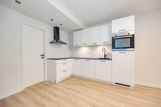 <p><span>Dit </span><span>volledig gerenoveerd appartement </span><span>(2025) staat te koop aan de Kaaldries op een </span><span>centrale locatie</span><span> en op wandelafstand van het </span><span>centrum van Hamme</span><span>. Supermarkten, scholen, openbaar vervoer en invalswegen zijn </span><span>vlot bereikbaar</span><span>. </span></p><p><span>Dit leuke appartement telt heel wat positieve kenmerken gezien dat het gelegen is in een kleinschalig appartementsgebouw van drie units dewelke juist een totaalrenovatie is ondergaan. Het beschikt over </span><span>een ruime tuin van +/-80m² </span><span>met bijhorende tuinberging, twee lichtrijke slaapkamers, een </span><span>EPC label C (tuinberging niet geïsoleerd)</span><span> en een </span><span>bewoonbare oppervlakte</span><span> van </span><span>71m² </span><span>(cfr. EPC).</span></p><p><span>indeling</span><span>:</span></p><p><span>- ruime, lichtrijke woonkamer </span></p><p><span>- open keuken dewelke volledig geïnstalleerd is met een inductie kookplaat, oven, ijskast, etc.</span></p><p><span>- eerste slaapkamer 7.3m²</span></p><p><span>- nachthal</span></p><p><span>- technische berging met voorzieningen voor wasmachine en droogkast.</span></p><p><span>- badkamer voorzien van een inloopdouche, toilet en enkele wastafel</span></p><p><span>- tweede slaapkamer 14.5m²</span></p><p><span>- tuin met bijhorende berging</span></p><p><span>Troeven</span></p><p><span>- centrale ligging in Hamme</span></p><p><span>- zeer lichtrijke leefruimte met open keuken</span></p><p><span>- recent gerenoveerd gebouw van 2025</span></p><p><span>- EPC label C</span></p><p><span>- precad in opmaak</span></p><p><span>Ben jij geïnteresseerd in dit centraal én instapklaar appartement te koop in Hamme, ben je op zoek naar ander vastgoed, een investering of wens je de waarde van jouw eigendom te kennen? Dan ben je bij BOLT Immo aan het juiste adres! Wij helpen jou graag verder.</span></p>
