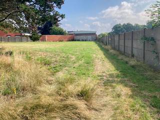 <br />Ben je op zoek naar een bouwgrond voor open bebouwing in Meerhout met een centrale maar rustige ligging? Ontdek dit perceel van 697 m² (6a 97ca) aan de Oude Vorstebaan, op korte afstand van het centrum.<br />Hier woon je in een aangename, landelijke omgeving met winkels, scholen, horeca en lokale handelaars binnen handbereik. Een ideale locatie voor wie comfortabel en rustig wil wonen, zonder in te boeten op bereikbaarheid.<br /><br /><strong>Troeven van dit perceel</strong>
<ul>
	<li>Perceeloppervlakte van 697 m²</li>
	<li>Geschikt voor open bebouwing</li>
	<li>Uitzonderlijke straatbreedte van 31 meter</li>
	<li>Perceeldiepte van ca. 37,44 m (links) en 7,51 m (rechts)</li>
	<li>Gegeerde ligging nabij het centrum van Meerhout</li>
</ul>
<br /><strong>Bouwvoorschriften</strong>

<ul>
	<li>Voorgevel op de voorgevelbouwlijn of binnen 6 meter diepte ervan, evenwijdig met de bouwlijn</li>
	<li>Maximale voorgevelbreedte: 12 meter</li>
	<li>Minimaal 3 meter afstand van de perceelsgrenzen aan beide zijden</li>
	<li>Achtergevel op maximaal 12 meter achter de voorgevel en binnen de bouwstrook</li>
</ul>
De geldende bouwvoorschriften en verkavelingsvergunning zijn beschikbaar op aanvraag. Voor bijkomende stedenbouwkundige informatie kan je steeds terecht bij ons kantoor.<br /><br /><br /><strong>Droom jij ervan om hier jouw eigen woning te realiseren?</strong><br />Neem vandaag nog contact met ons op voor alle informatie of een persoonlijk gesprek via info@sublimmo.be of bel ons op 014 84 83 69.