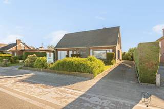 Te koop: te renoveren woning met oprit, garage en ruime tuin in Deerlijk In Deerlijk bevindt zich deze te renoveren woning op een perceel van...