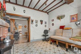 Langs de Meenseweg te Ieper vinden we deze te renoveren woning.Dankzij de centrale locatie is deze woning heel vlot bereikbaar naar de Grote Markt, de ring van Ieper en andere faciliteiten zoals supermarkten, scholen...De woning geniet ook van een uitweg die uitkomt in de Robrecht van Bethunelaan.Indeling:GLV: Inkom - leefruimte opgedeeld in 2 delen - keuken - verranda - apart toilet - bergruimte - badkamer met douche - tuin met koterij en uitwegV+1: Nachthal - 2 slaapkamers waarvan 1 met doorgang naar een badkamerV+2: Nachthal - 2 slaapkamersV+3: ZolderExtra's:* Kachel op stookolie* Uitweg achteraan de woning* Renovatieplicht van toepassing* Zeer centrale locatie* EPC: EDit pand kan onderhevig zijn aan de renovatieverplichting die door de Vlaamse overheid wordt opgelegd voor residentiële gebouwen.Consulteer voor meer informatie de website van het Vlaams Energie- en Klimaatagentschap via https://www.vlaanderen.be/een-woning-kopen/renovatieverplichting-voor-residentiele-gebouwen-vanaf-2023.