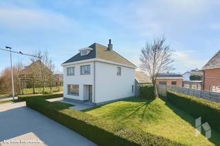 Te renoveren woning ( 152m² ) met 3 slaapkamers, een kelder en garage op een perceel van 855 m² nabij het centrum van Lommel.INDELING:Gelijkvloers:...