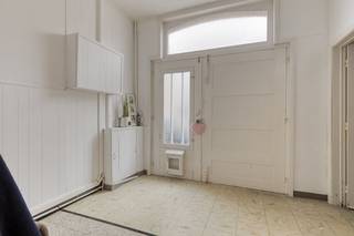 Huis te koop in Ieper centrum met 3 slaapkamers, koer en vaste trap naar de zolder. Mogelijkheid tot minimum 2 extra kamers. Geen renovatieverplichting! Er zijn al heel wat goeie werken uitgevoerd, waaronder de dakrenovatie en isolatie en de vernieuwing van een groot deel van de ramen. De woning bestaat uit: Gelijkvloers: Ruime inkomhal met apart toilet - Lichtrijke woonkamer met aansluitende keuken voorzien van basiscomfort - Ruime bergingen op gelijklvoers. Verdiep +1: Nachthal - 3 slaapkamers (+ vaste trap naar de zolder) Verdiep +2: Ruime zolder met mogelijkheid tot extra kamers. Buiten: Stadstuin/koer. Ook interessant als investering. Bekijk ons rendementsrapport in documenten waar we al rekening houden met een renovatiebudget van 20.000 euro voor opfrissingen. ALGEMEEN: - Uitstekende locatie vlakbij het centrum en A19. - Dak reeds vernieuwd en geïsoleerd - Gros van de ramen vernieuwd in HR-glas - Vaste trap naar zolder- Mogelijkheid tot extra kamers- Geen renovatieplicht