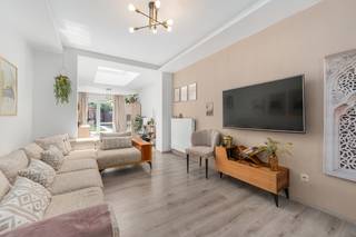 [[ DIT PAND NEEMT DEEL AAN DE ERA OPEN HUIZEN DAG OP 19/9 VAN 16:00 TOT 17:00 ]]
<p>Deze instapklare en lichtrijke woning combineert comfort met een praktische ligging aan de stadsrand van Dendermonde. De woning werd grotendeels gerenoveerd en beschikt bovendien over zonnepanelen, wat bijdraagt aan een energiezuiniger wooncomfort. Dankzij de centrale ligging geniet u van een vlotte verbinding naar winkels, scholen, ziekenhuis en openbaar vervoer. Met vier slaapkamers en twee badkamers biedt deze woning voldoende ruimte voor gezinnen of wie extra werk- of hobbyruimte zoekt. De aangename tuin vormt een fijne buitenruimte om te ontspannen.</p>

<p>• Lichtrijke woonkamer met aangename leefruimte<br />• Functionele keuken uitgerust met gasfornuis, dampkap, oven, vaatwasser en spoelbak<br />• Hal van 4 m² met praktische indeling<br />• Berging van 1,5 m²<br />• Extra berging van 3 m² met aansluiting voor wasmachine en droogkast<br />• Vier slaapkamers<br />• Twee badkamers voorzien van douche, toilet en wastafel<br />• Tuin van 40 m²<br />• Praktische fietsenstalling/berging/tuinhuis</p>

<p>• Instapklare en lichtrijke woning<br />• Grotendeels gerenoveerd met zonnepanelen<br />• Centrale ligging nabij invalswegen, scholen en openbaar vervoer</p>

<p>Neem vandaag nog contact op met je ERA-makelaar voor een bezoek. JOUW DROOMHUIS. ZO GEVONDEN!</p>