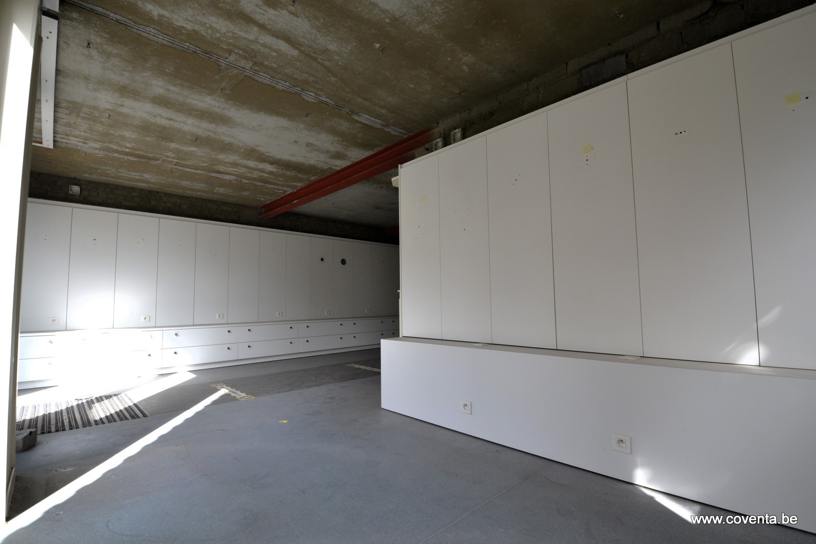 Kantoorruimte te koop te Waregem met achterliggende loods en parking. - foto 4