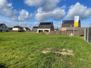 Ben je op zoek naar een ruim villaperceel in Wielsbeke om jouw droomwoning te realiseren? Dan is deze bouwgrond aan de Spaanderstraat precies wat je zoekt. Je woont er heerlijk rustig in een doodlopende straat, terwijl winkels, scholen en openbaar vervoer op een steenworp afstand liggen. Bovendien profiteer je van een uitstekende bereikbaarheid dankzij de nabijheid van de Expresweg N382 en de E17.
Met een perceelgrootte van 1.011 m² en ruime stedenbouwkundige voorschriften, zoals de mogelijkheid voor één of twee bouwlagen en een vlak of hellend dak, zijn de opties eindeloos. Hier creëren we samen jouw nieuwe, energiezuinige woning volledig op maat én tegen een vaste prijs.
Benieuwd naar wat wij voor jou kunnen betekenen? Neem contact met ons op en ontdek alle mogelijkheden. Vraag ook meteen jouw gratis inspiratieboek aan: 250 pagina's boordevol plannen en woonideeën om je te inspireren.